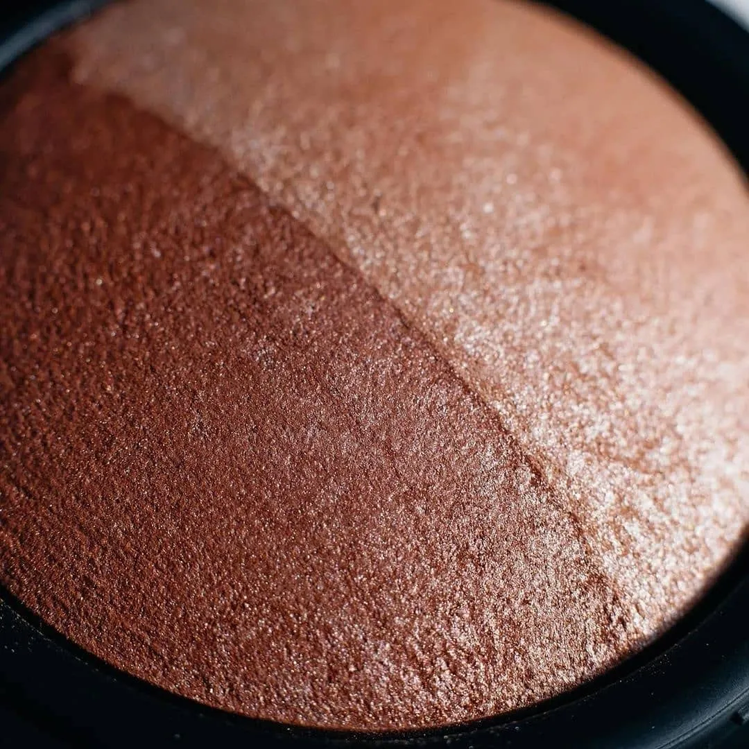 aden Terracotta Baked Bronzer/Highlighter Duo Create a gorgeous sculpted glow with this baked duo (7g) MADE IN ITALY (Terracotta Baked Bronzer/Highlighter Duo)