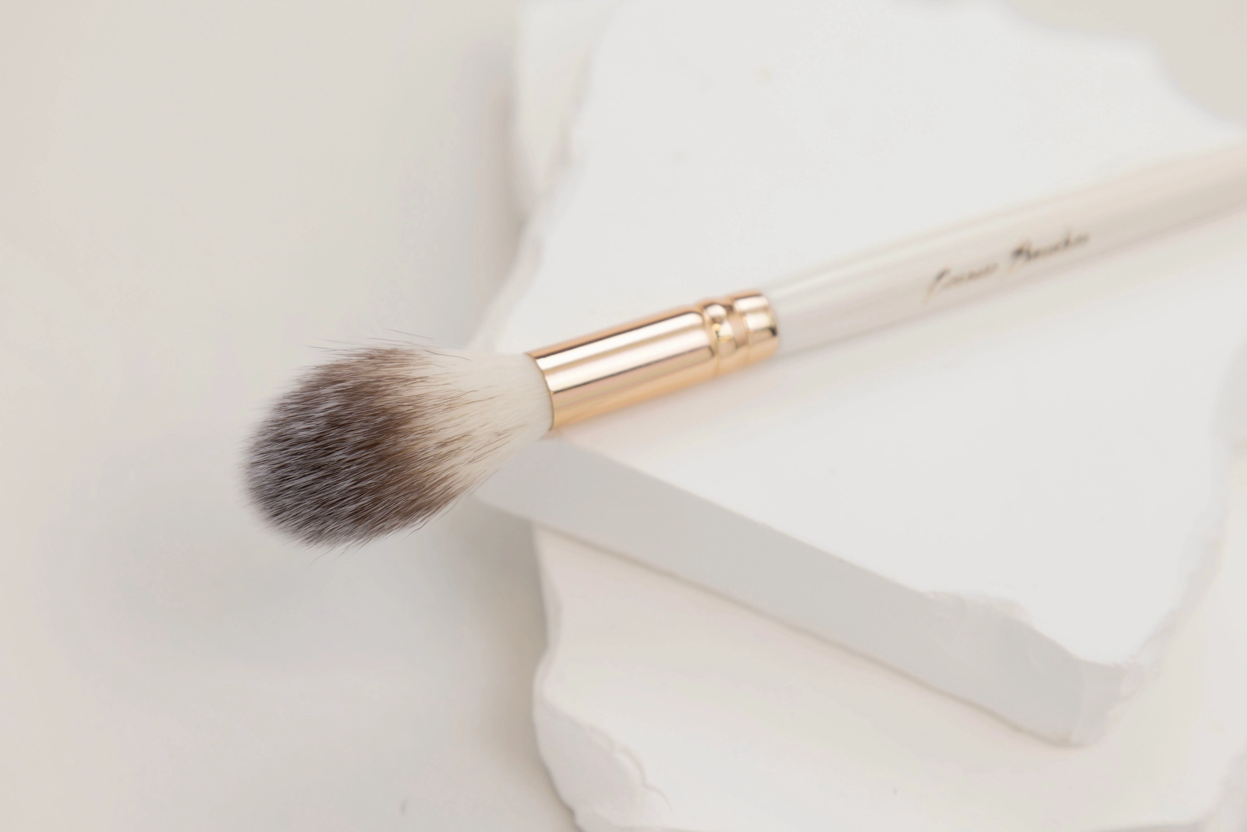 CB12 Tapered Face Blending Brush - Ivory