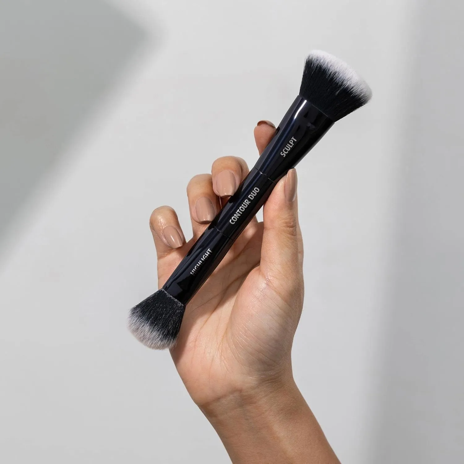 Lune Aster Contour Duo Brush - Multi-tasking, dual-ended vegan Contour Duo Brush. - vegan, paraben free