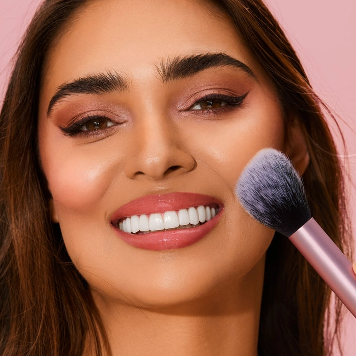 Real Techniques Everyday Essentials Makeup Brush Set with Sponge - 6 Pcs set