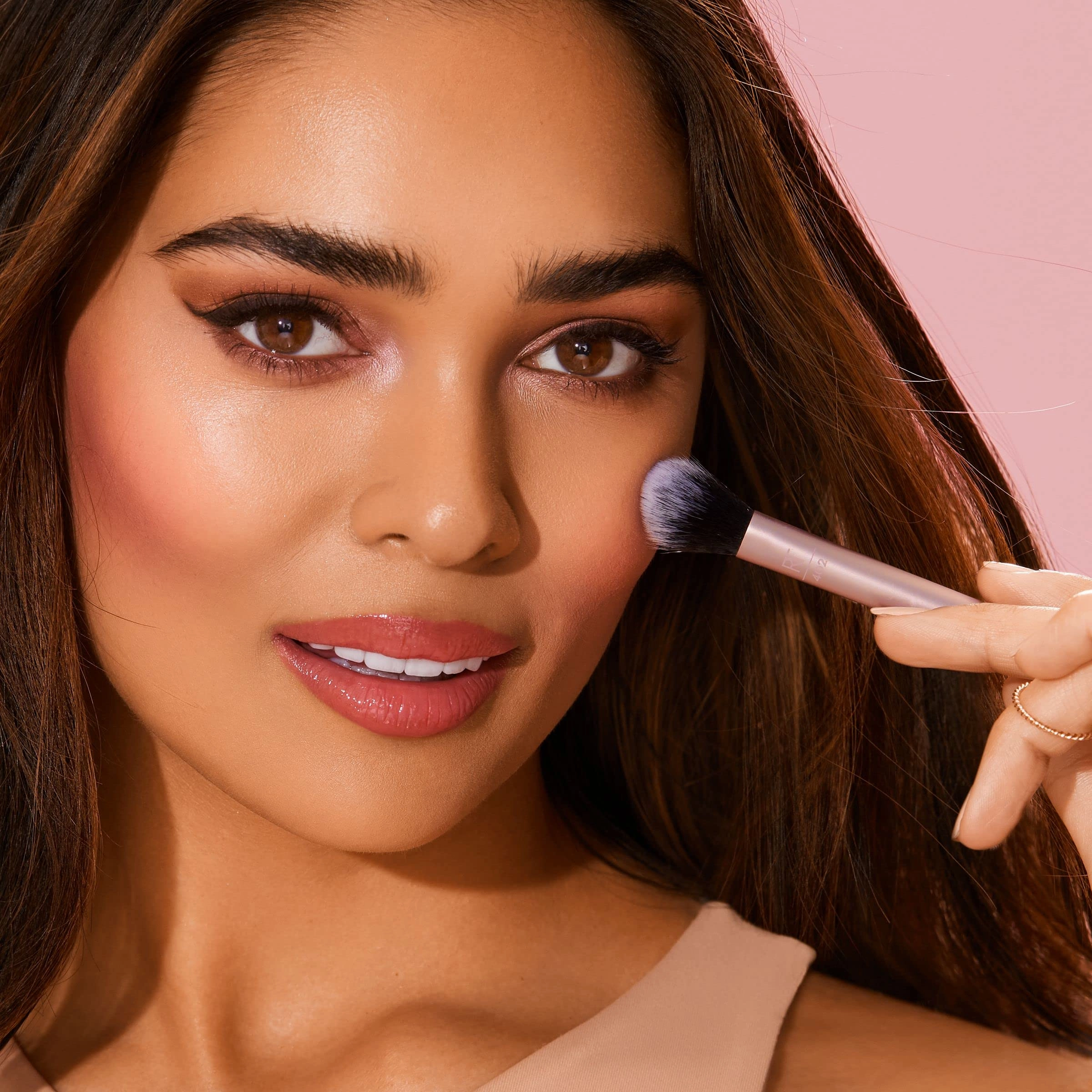 Real Techniques Makeup Setting Brush, For Setting Powder, Loose Powder, & Pressed Powder, Face Makeup Brush, 402 Brush, Sheer Coverage For Highlighter, Synthetic & Cruelty-Free Bristles, 1 Count
