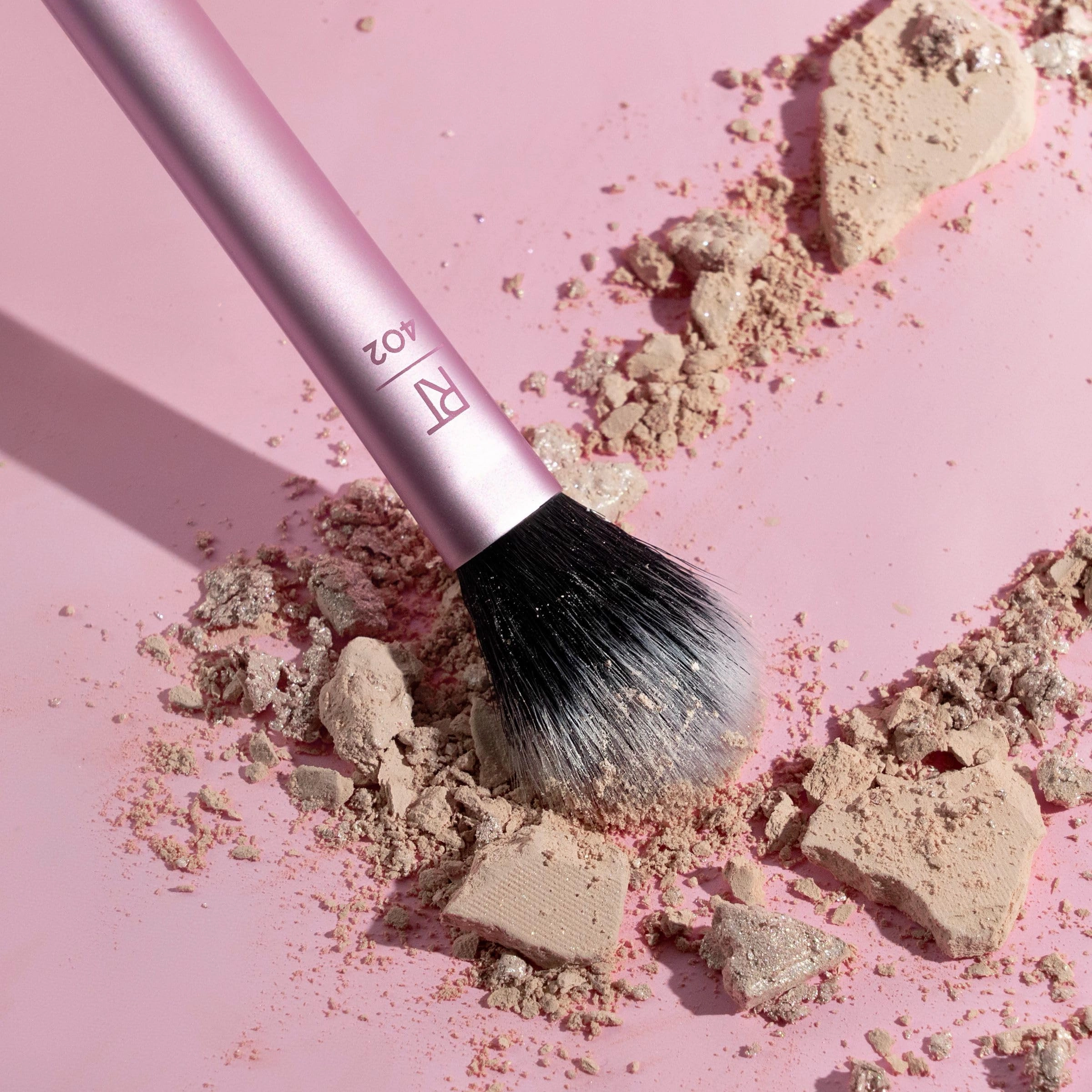 Real Techniques Makeup Setting Brush, For Setting Powder, Loose Powder, & Pressed Powder, Face Makeup Brush, 402 Brush, Sheer Coverage For Highlighter, Synthetic & Cruelty-Free Bristles, 1 Count