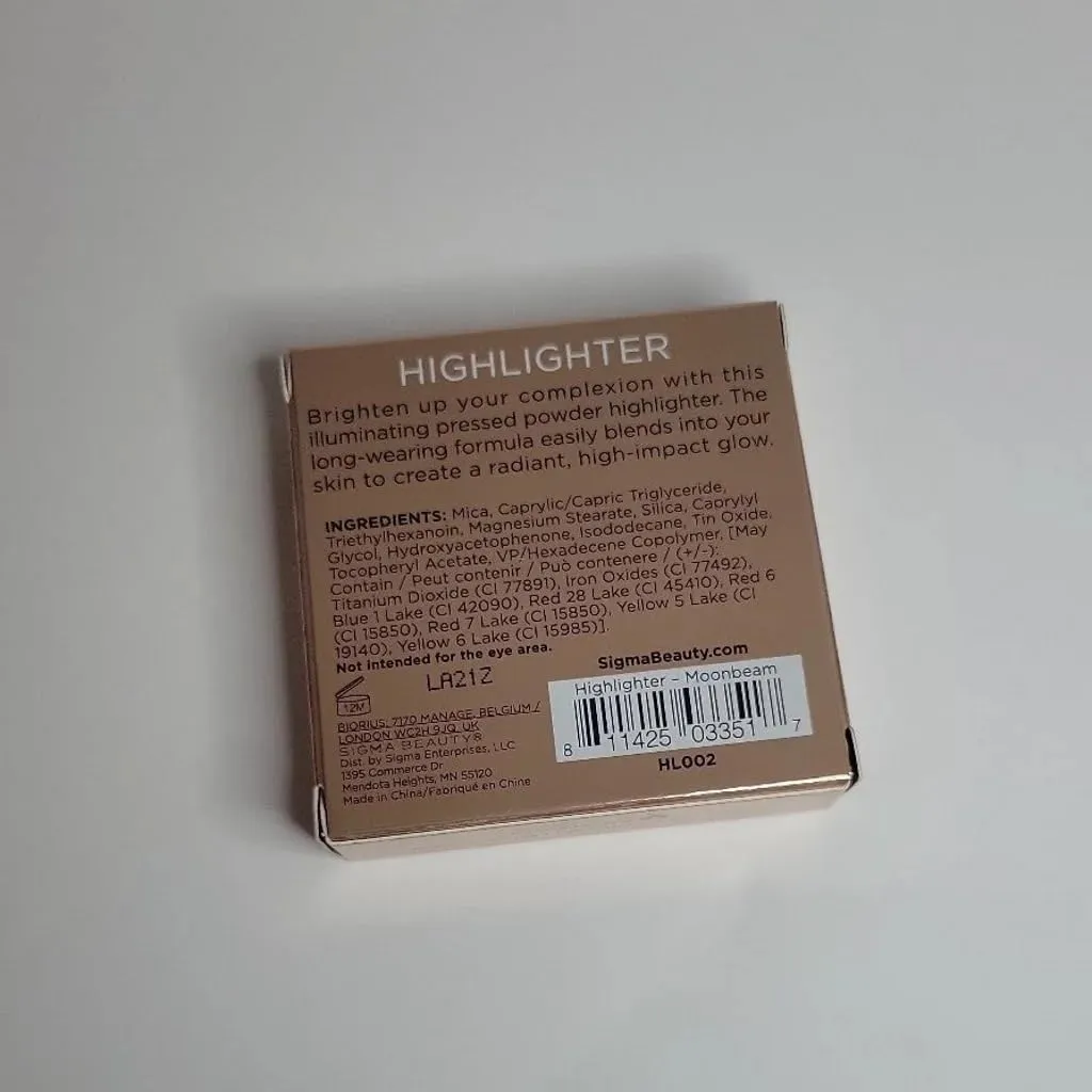 Sigma Beauty Highlighter Makeup – Illuminating Highlighting Powder for Face, Sheer Glimmer Face Highlighter for Cheeks, Cupid’s Bow, & Brow Bone (Moonbeam, Rich Pearl Metallic)